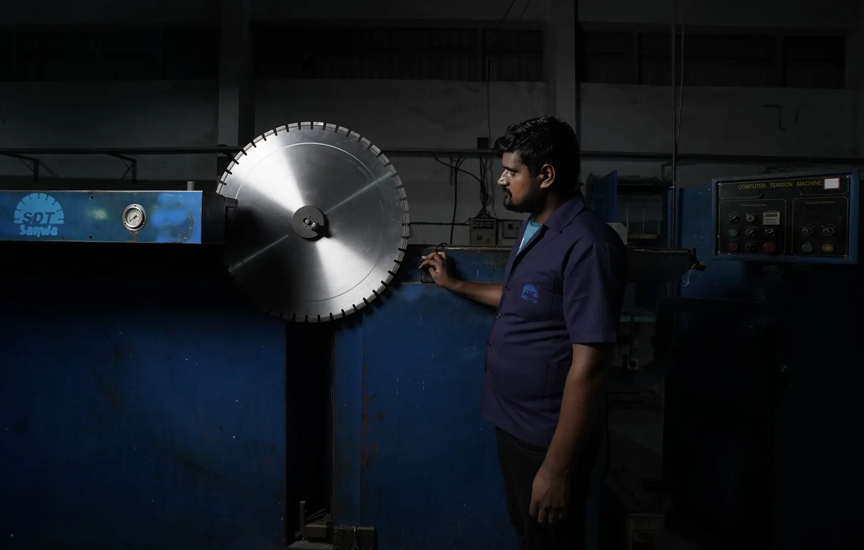 A Sanwa technician beside a segmented blade on Sanwa’s computer tension machine.